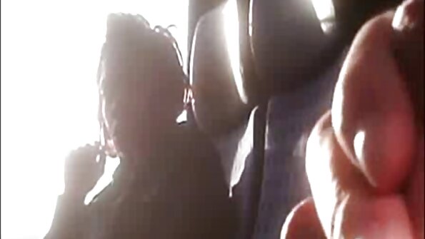 ماساژور آلمانی با نارگیل سکس دامادو مادرزن سیلیکونی خروس مشتری را زین می کند